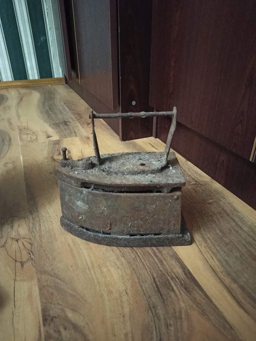 Старовина чавунна праска на вугіллі