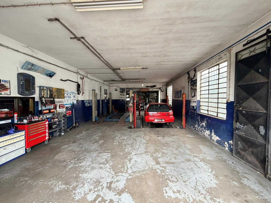 Moradia com oficina e firma Escapes S.Gens