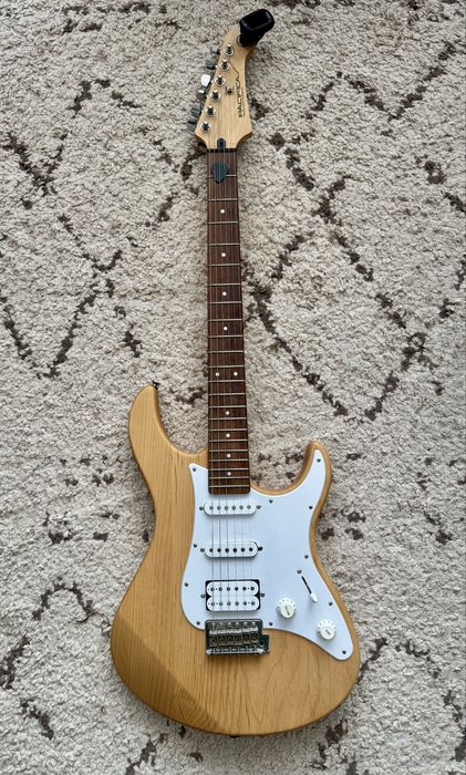 Електрогітара Yamaha Pacifica з тюнером