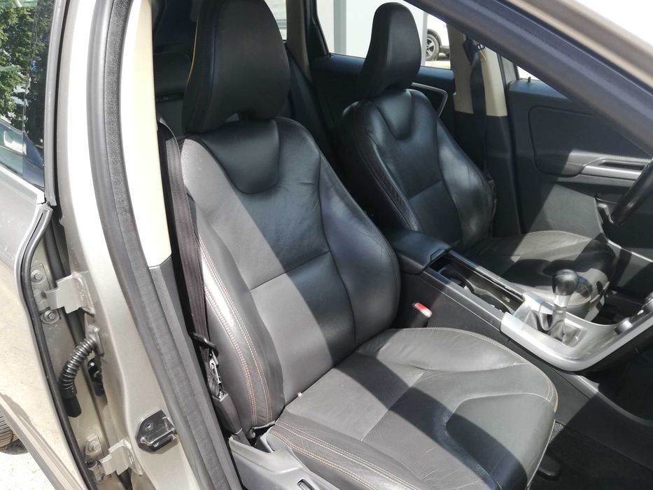 Volvo Xc 60 I 2.0 D3 DRIVe Momentum skóra navi xenon serwisowany