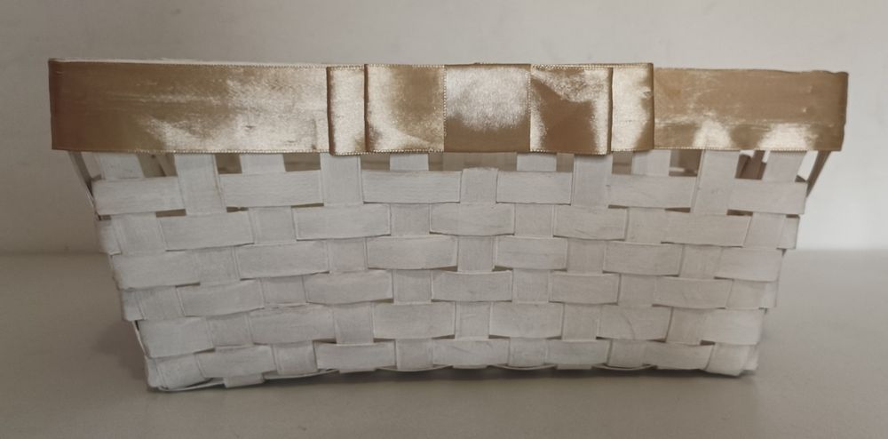 Cesto branco com laço