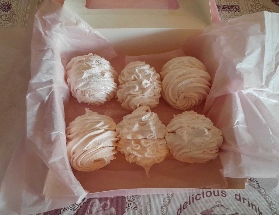 Ciasteczka uszka, serca z cukrem.