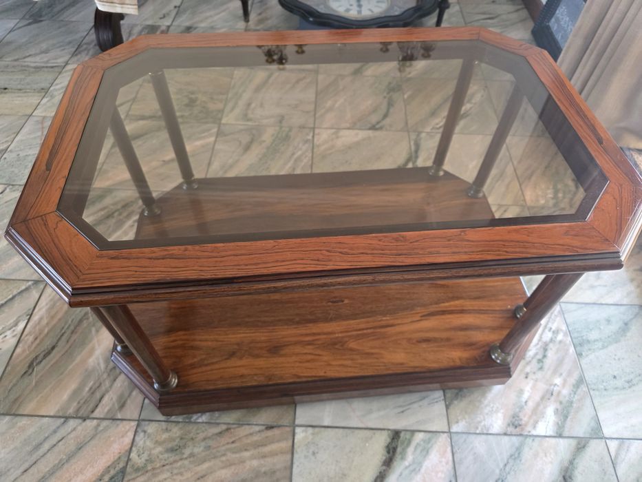 Mesa de centro para sala de estar em pau santo com tampo em vidro temperador