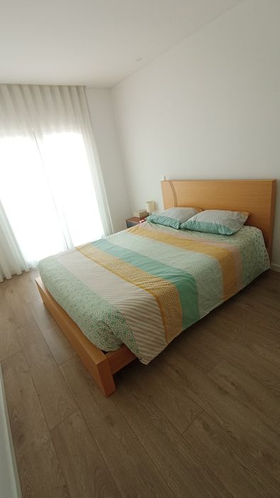 Cama de casal em madeira
