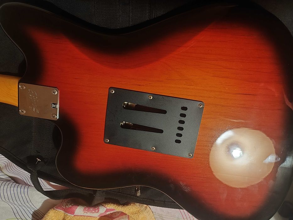 Squier Jagmaster Standard Sunburst – Excelente estado