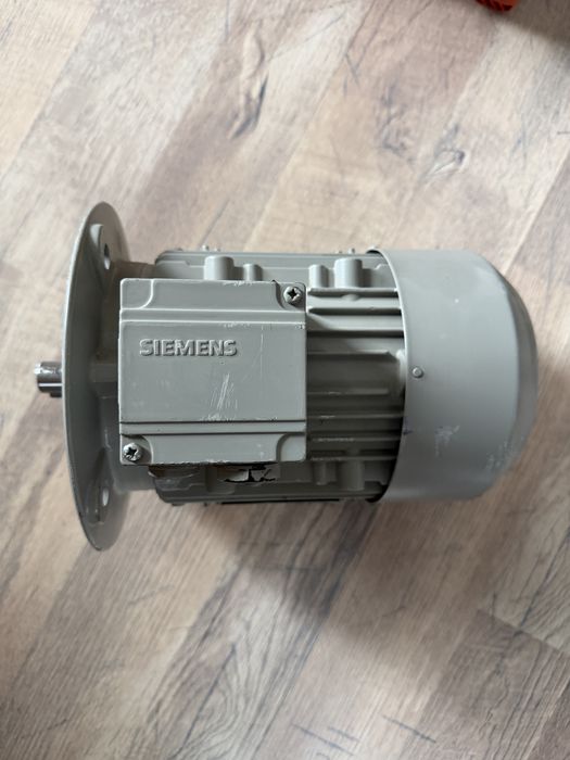 Silnik elektryczny Siemens 1A7083 -6AA11 0,55kW 230/400V 910 obr. IP55