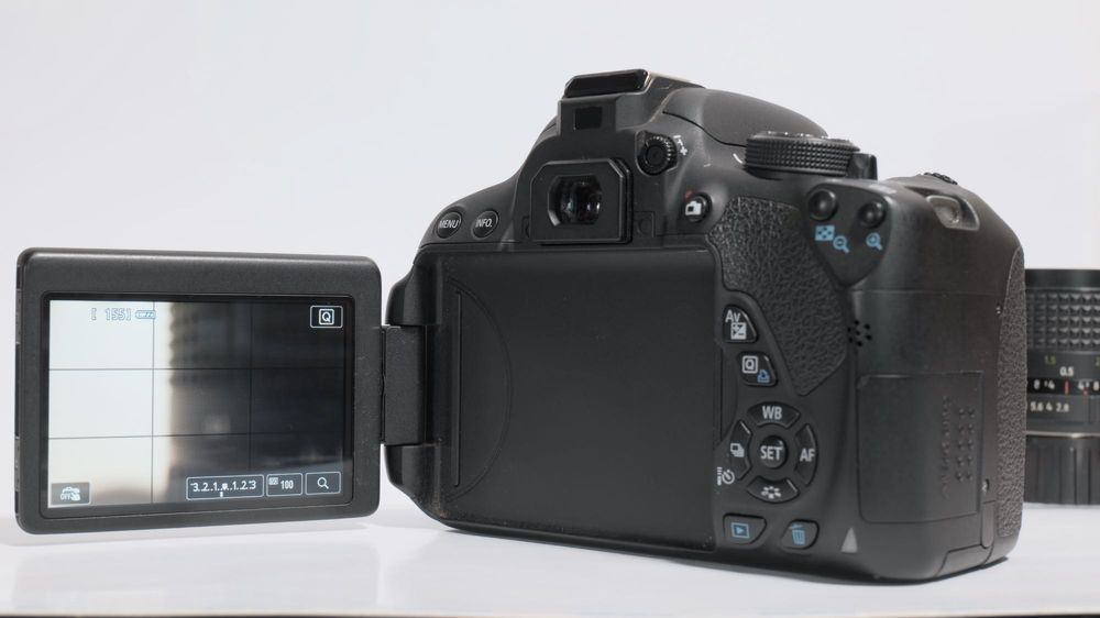 Canon EOS 700D + 2 об’єктиви + зарядний + карта пам’яті