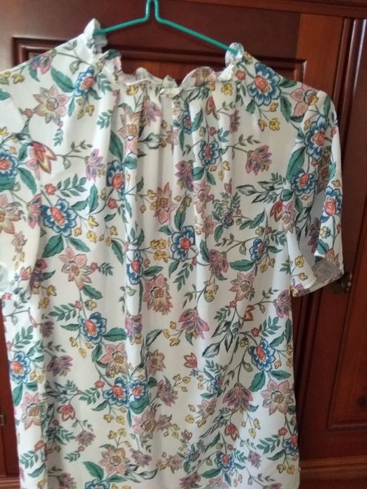 Blusas de mulher com flores folho na gola.Tam.M