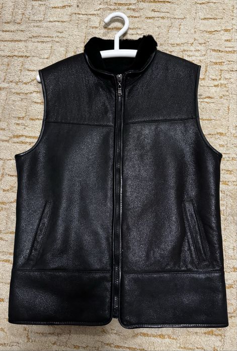 Нова чоловіча жилетка з натуральної шкіри.