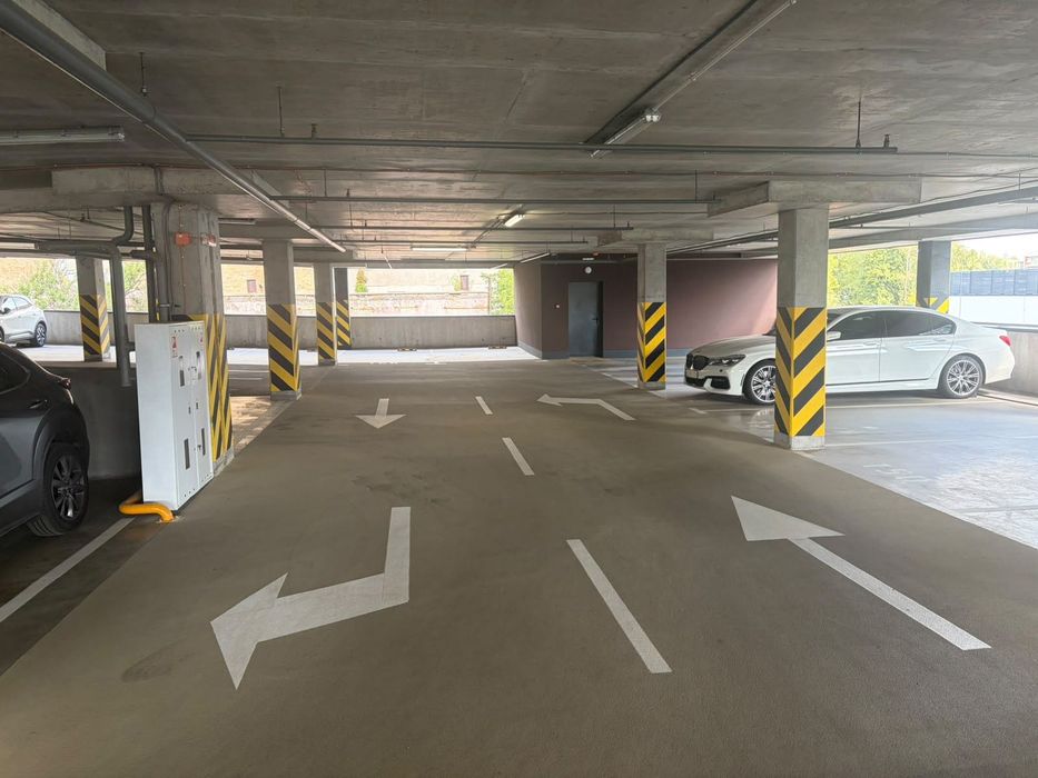 Продам просторе сімейне паркомісце у ЖК Dibrova Park.