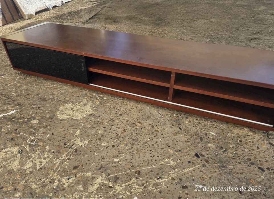 Móvel de sala com porta de vidro preto deslizante