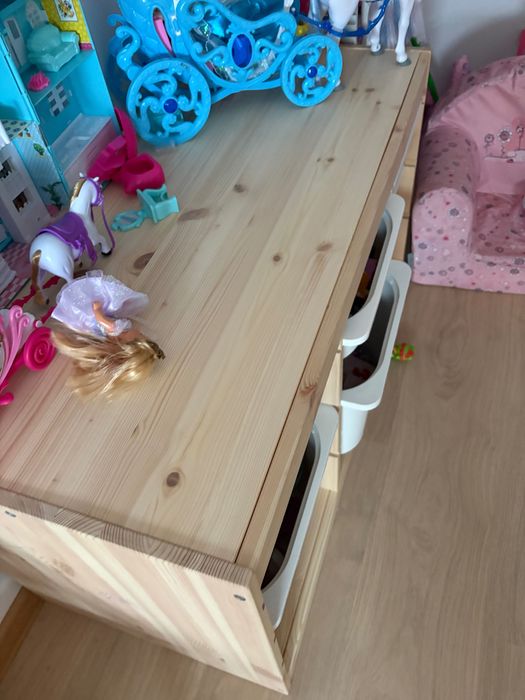 Trofast z pojemnikami