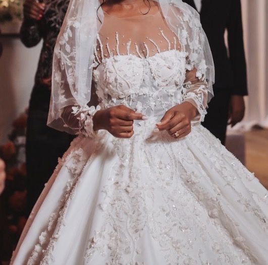 Vestido de noiva elegante — usado apenas 1 vez + armação