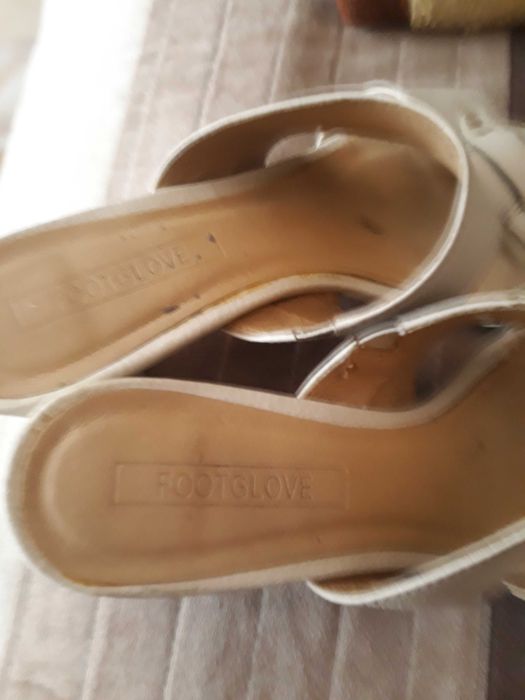 Eleganckie klapki koloru ecru