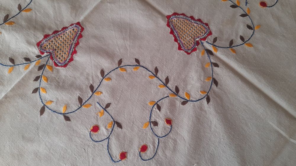 Vendo toalha bordada de cor beje forte