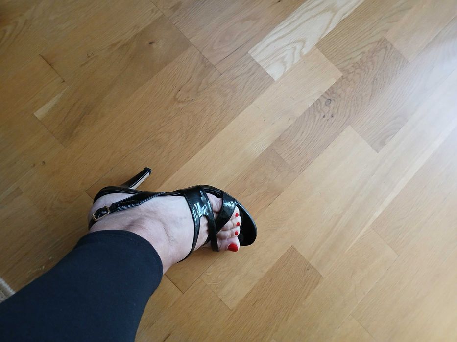 Buty na paseczkach czarne lakierowane,szpilki