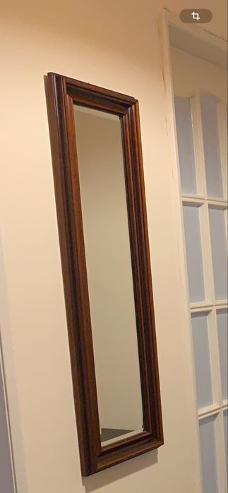 Espelho biselado com moldura em madeira