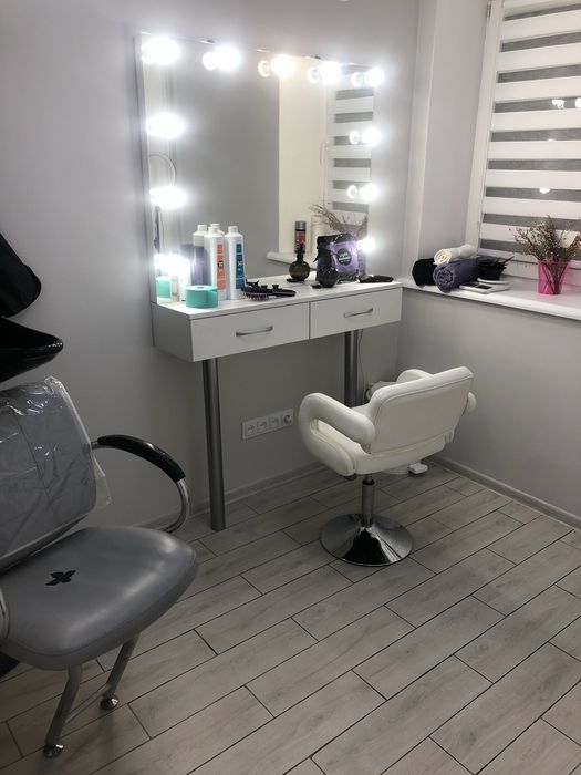 Візажний столик с дзеркалом та підсвіткою