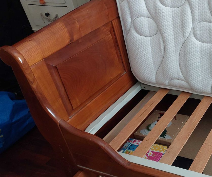 Cama de solteiro. Cerejeira maciça.