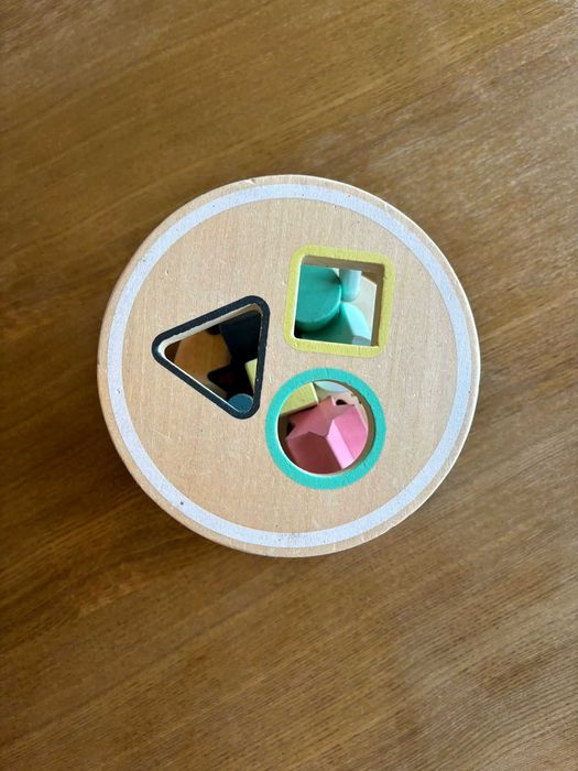 Brinquedo de madeira com formas geométricas de encaixe