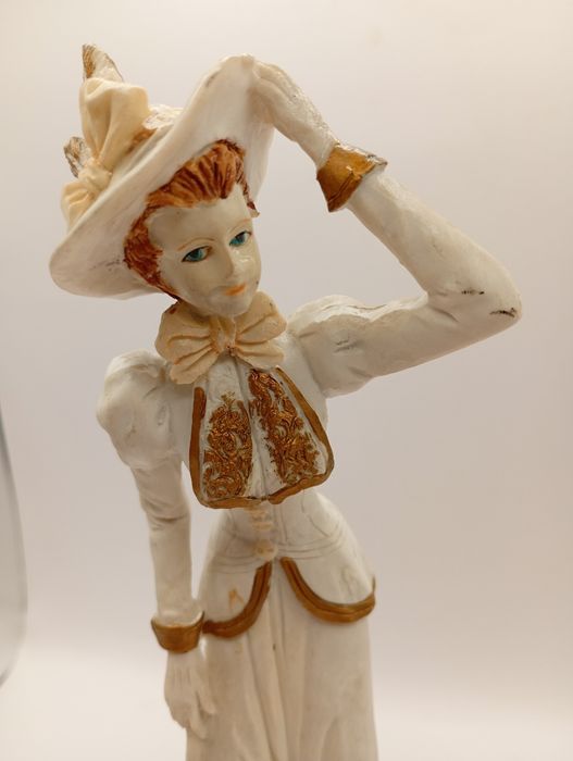 Ceramiczna figurka Kobieta