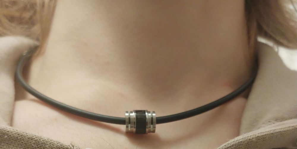 Naszyjnik z włókna węglowego i stali na rzemyku Carbon Fiber