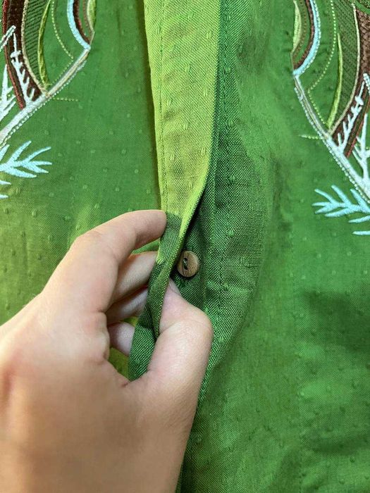 Красива вишита блузка