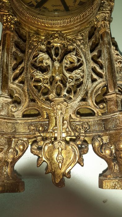 Relógio de mesa em metal