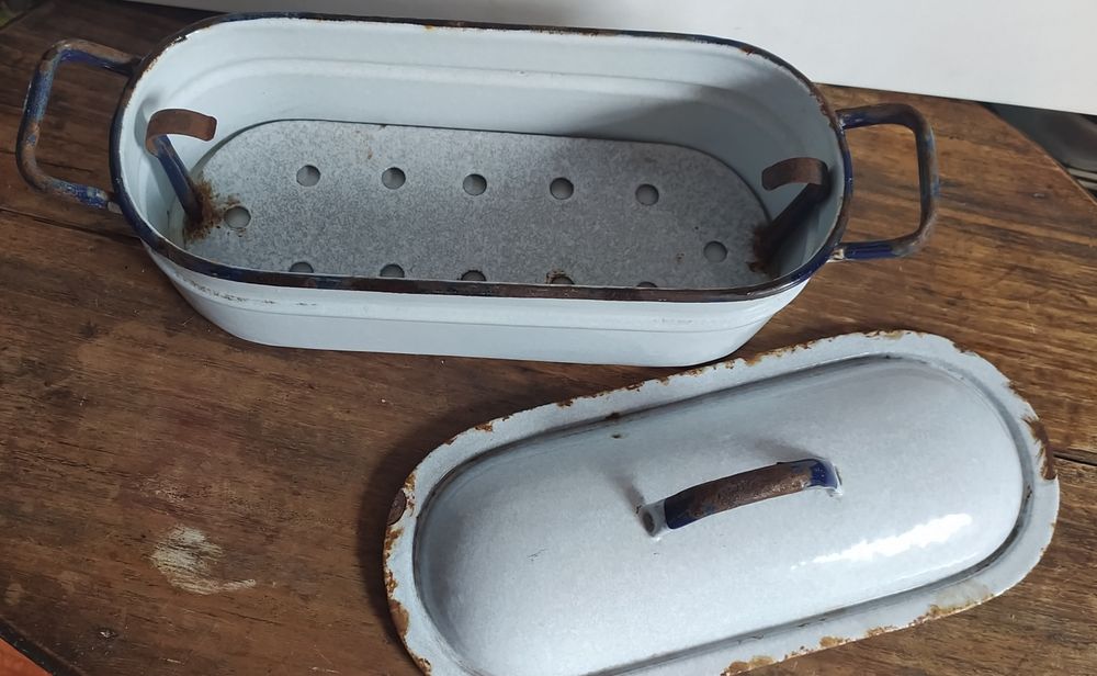 Panela em porcelana esmaltada muito antiga