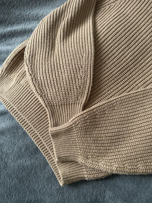 Вʼязаний светр в модному кольорі