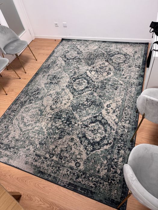 Carpete vintage em bom estado .