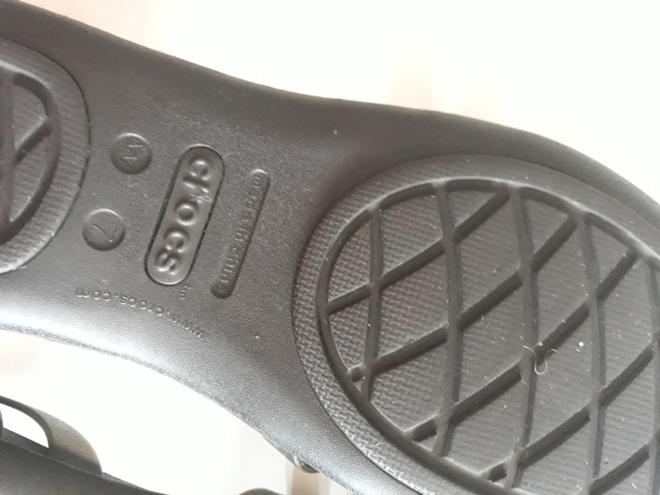 Crocs sandały Huarache Flat  W7