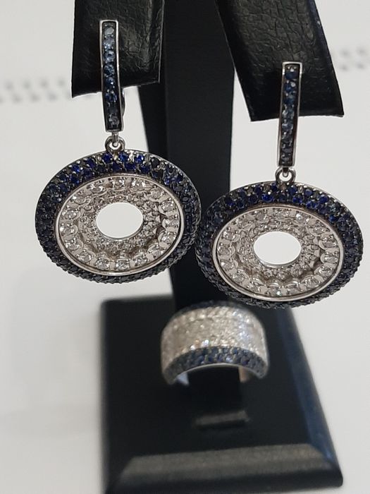 Золотое кольцо с бриллиантами и сапфирами.