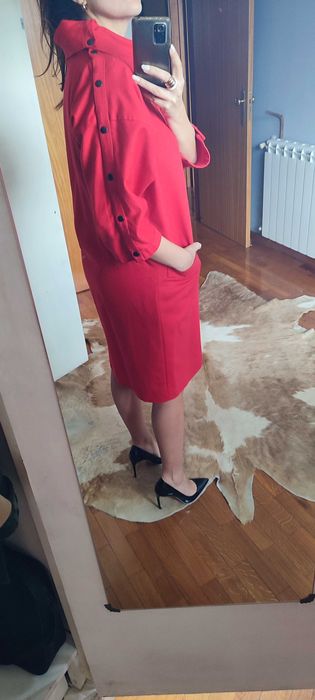 Vestido vermelho midi, com gola e botões