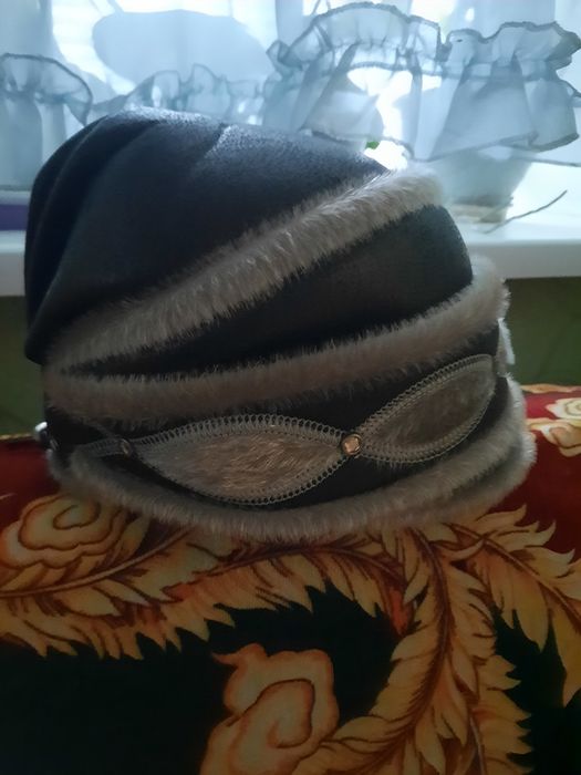 Шапка женская и кепка