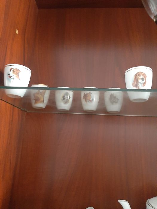 Garrafa com figuras caninas e  copos