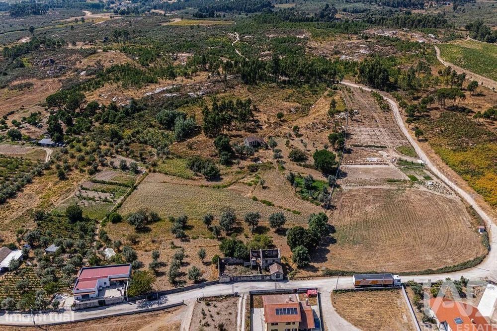 Quinta T4 em Moimenta de Maceira Dão e Lobelhe do Mato de 30000,00 m2