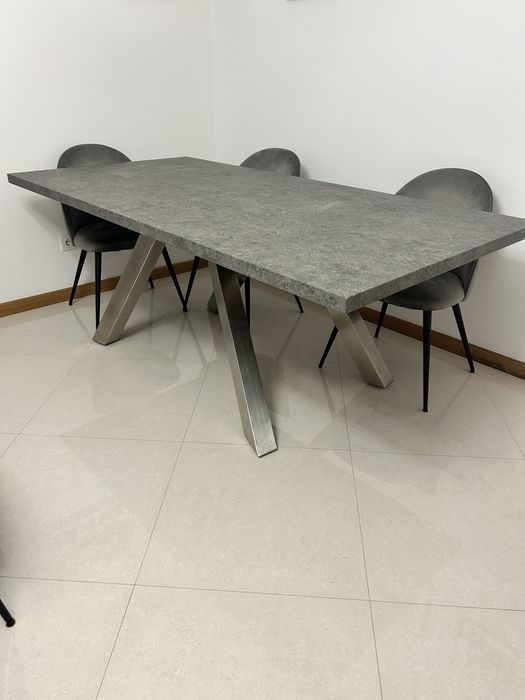 Mesa de jantar cinzenta
