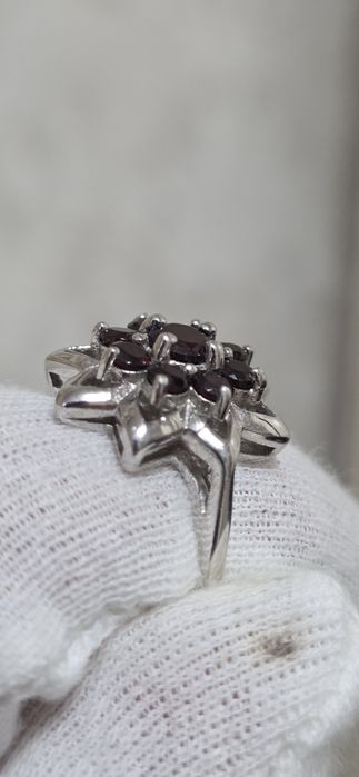 Срібний набір з гранатом.