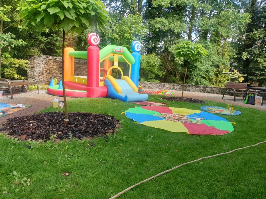 Dmuchańce, zjeżdżalnie, kule wodne, tory przeszkód