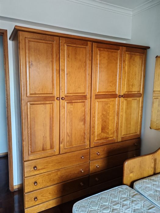 Roupeiro grande em pinho mel maciço (4 portas + 6 gavetas)