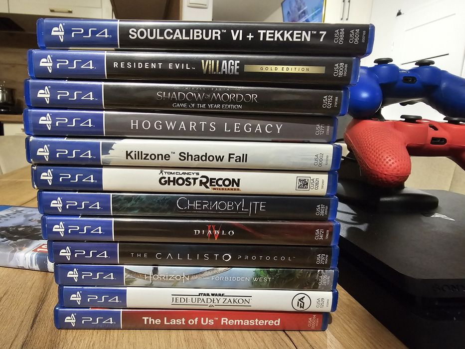 Play Station 4 + 2 pady + gry