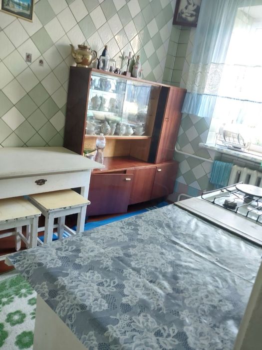Продається двокімнатна в Центрі