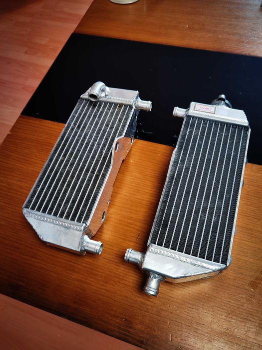 Radiadores Yamaha YZ250 de 2002 a 2014, um foi previamente montado.