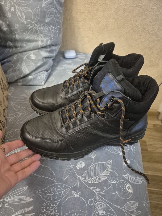 Продам зимние ботинки размер 44