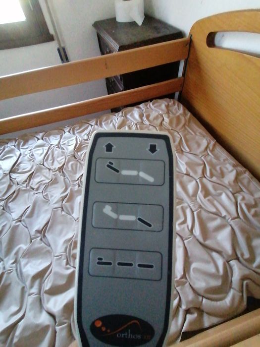 Cama articulada elétrica com colchão antiescaras + mesa de apoio