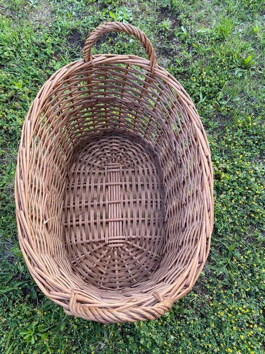 Duży kosz wiklinowy, pojemny, owalny, z uchwytami