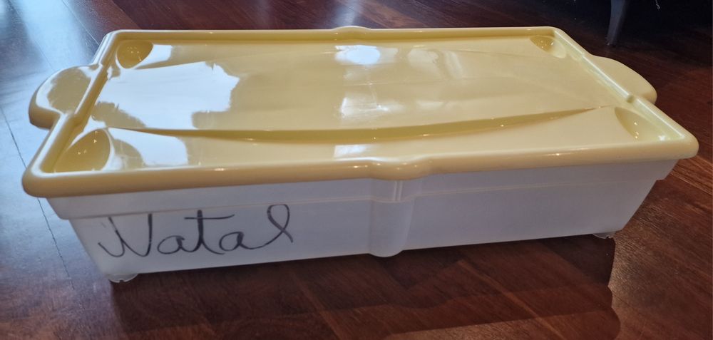 Caixa amarela de arrumação