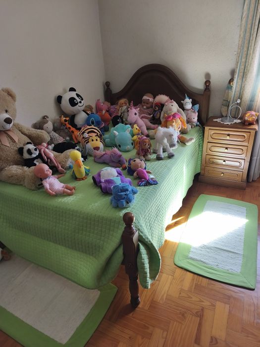 Mobília de quarto com 2 guarda fatos