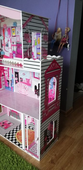 Duży drewniany domek dla lalek